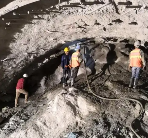 龙里拱顶带模注浆料的施工流程及注意事项